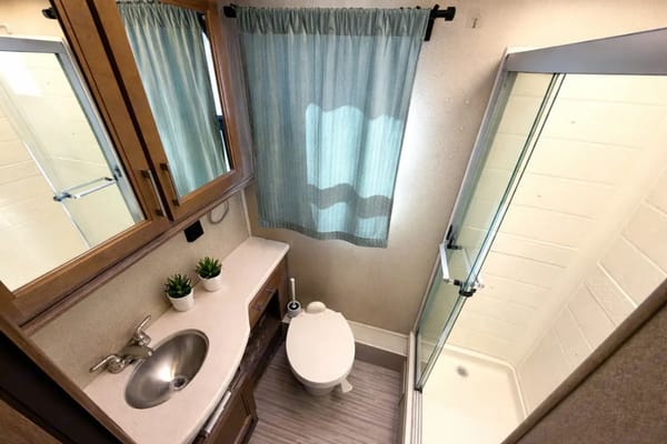(#10) Luxury Family RV – Sleeps 10, Camping, Burning Man, EDC