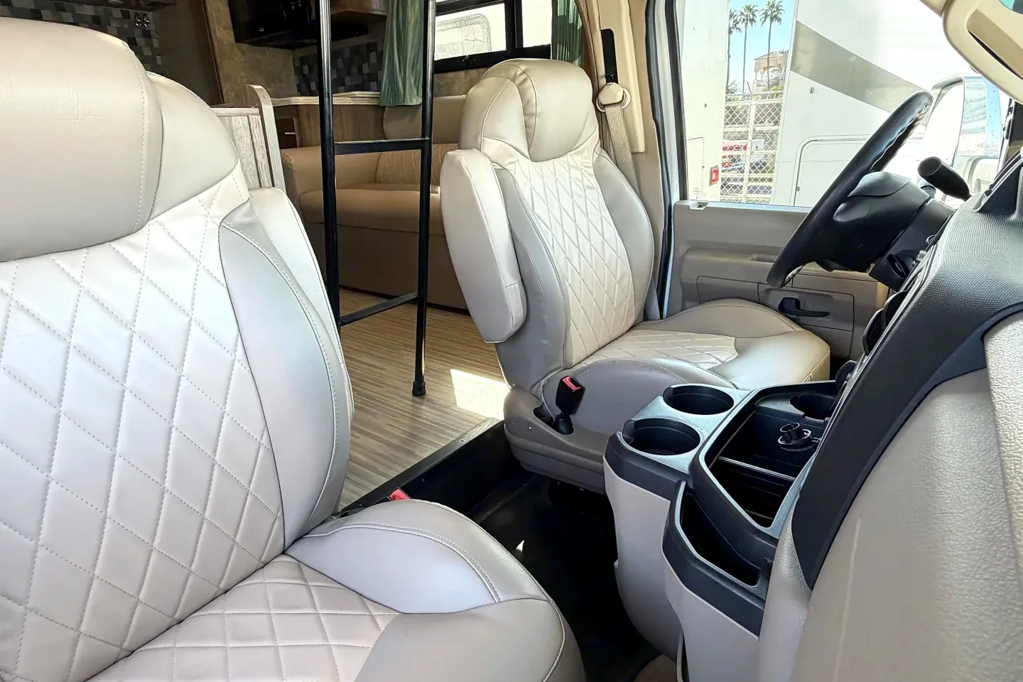 (#10) Luxury Family RV – Sleeps 10, Camping, Burning Man, EDC