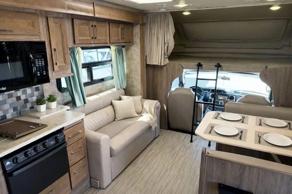 (#10) Luxury Family RV – Sleeps 10, Camping, Burning Man, EDC
