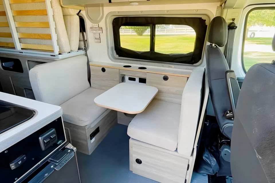 ຄຳແກ້ວ's Winnebago Solis Pocket 36A Class B