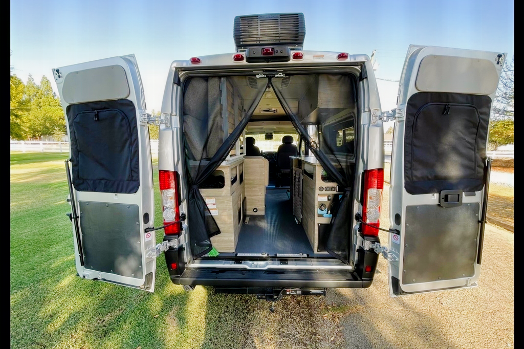 ຄຳແກ້ວ's Winnebago Solis Pocket 36A Class B