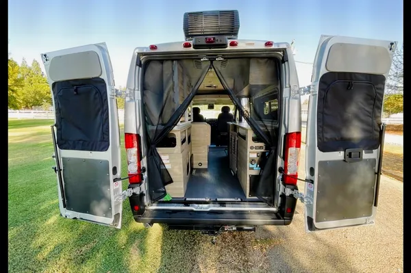 ຄຳແກ້ວ's Winnebago Solis Pocket 36A Class B