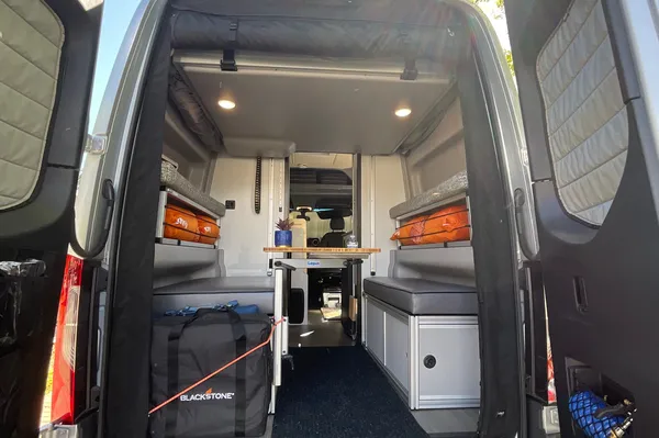 Unleash Your Inner Adventurer with Van Gogh: The Ultimate 4x4 Winnebago Revel Glampervan Experience!