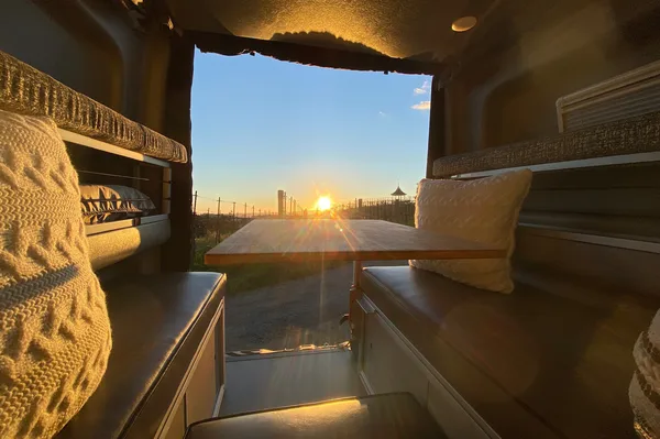 Unleash Your Inner Adventurer with Van Gogh: The Ultimate 4x4 Winnebago Revel Glampervan Experience!