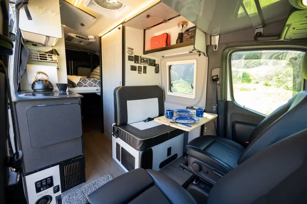 Unleash Your Inner Adventurer with Van Gogh: The Ultimate 4x4 Winnebago Revel Glampervan Experience!