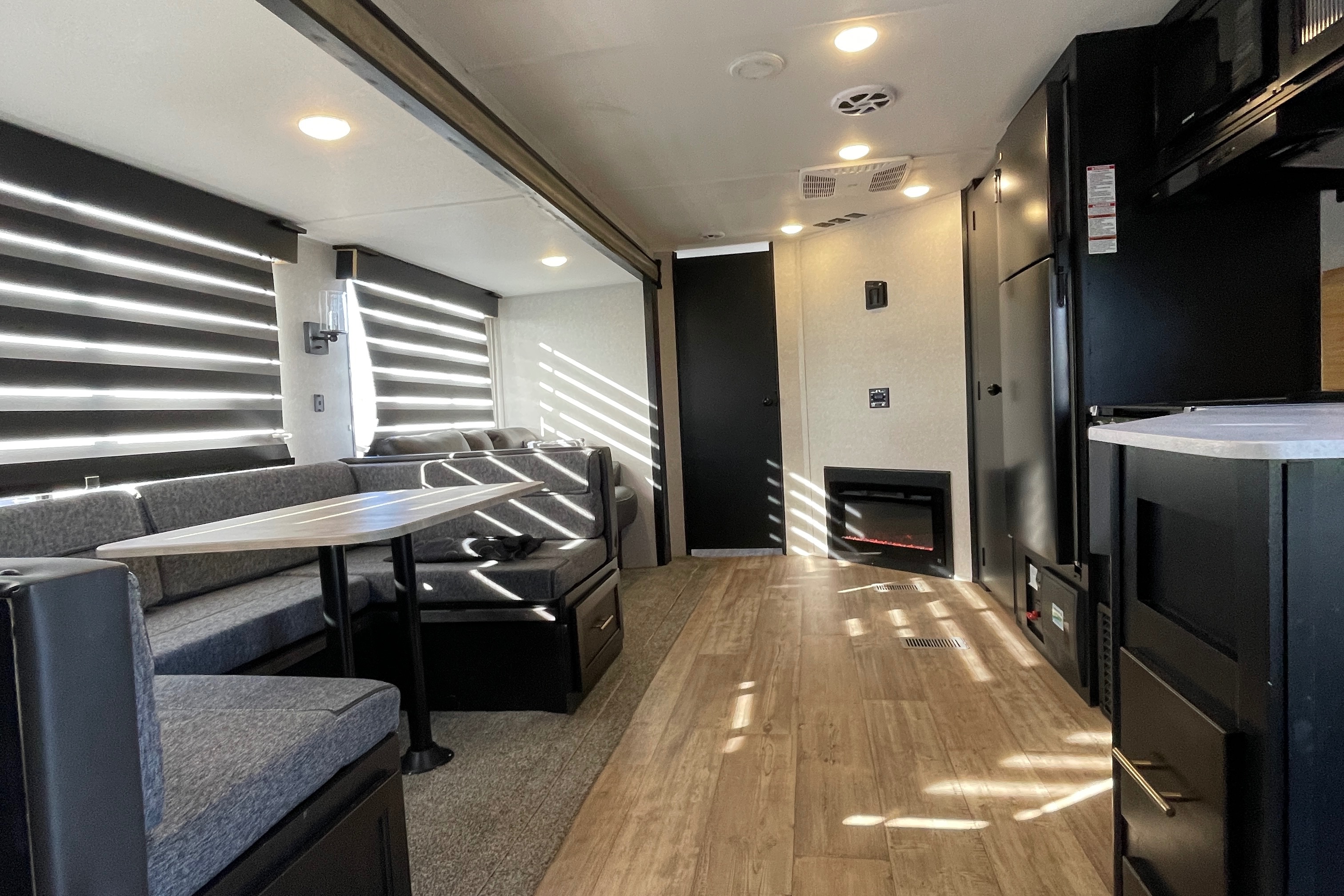 CHEROKEE Bunkhouse with Private Master, Fireplace & Outdoor Kitchen