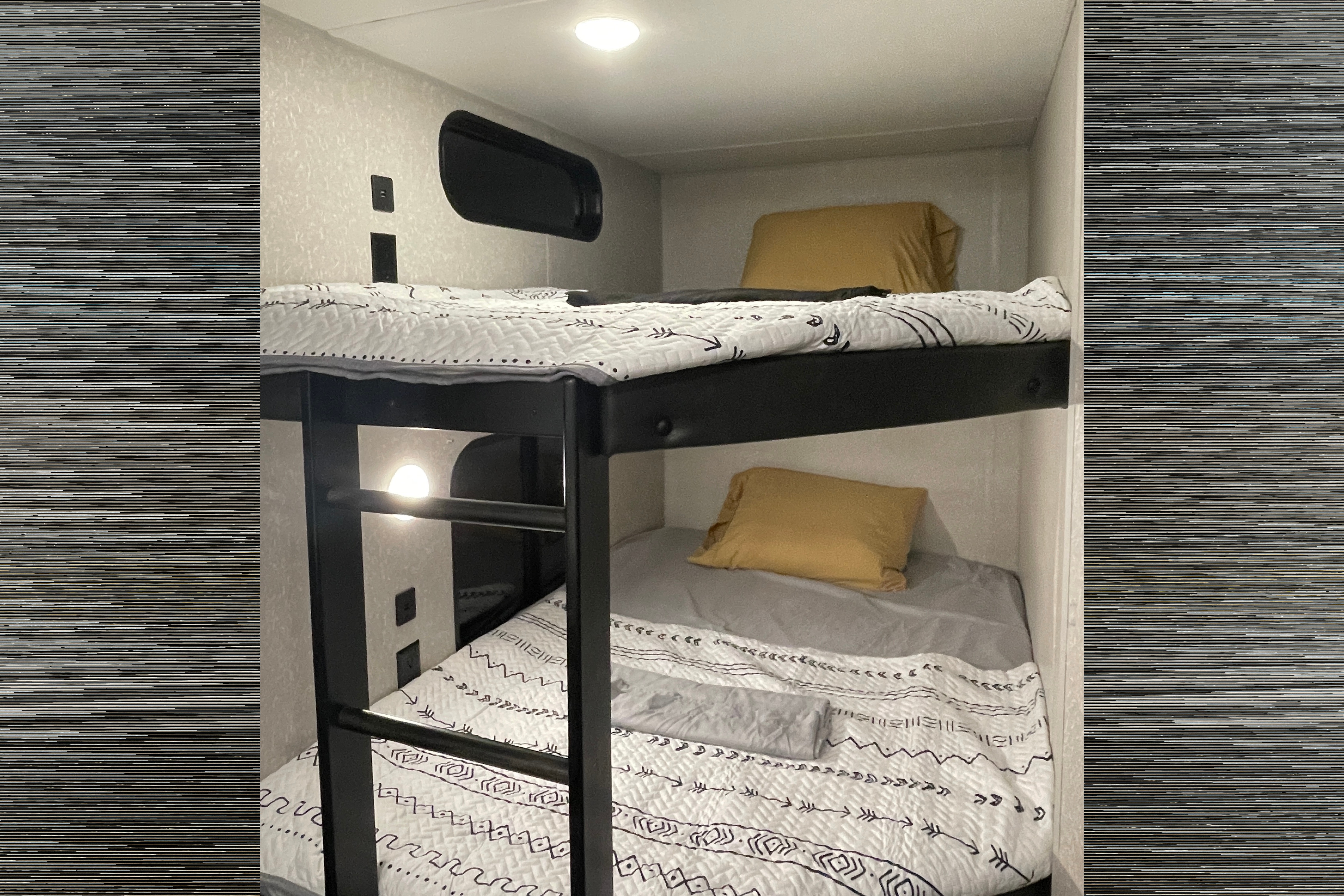 CHEROKEE Bunkhouse with Private Master, Fireplace & Outdoor Kitchen
