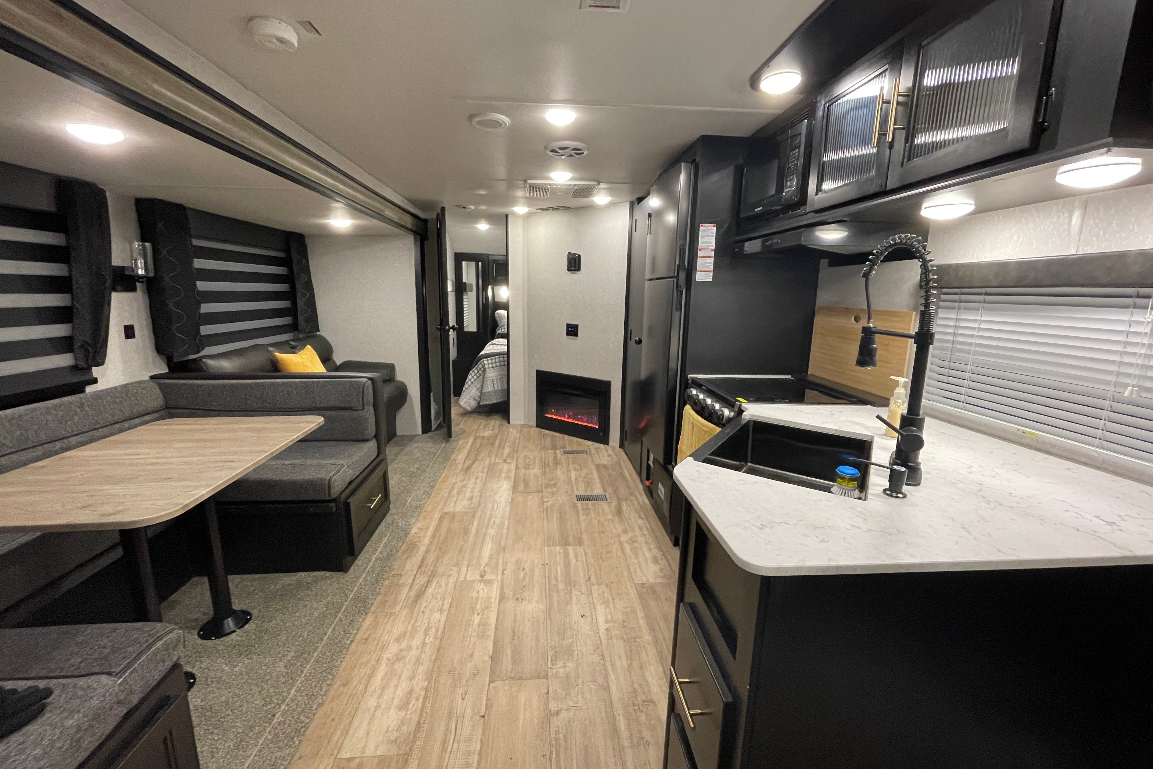 CHEROKEE Bunkhouse with Private Master, Fireplace & Outdoor Kitchen
