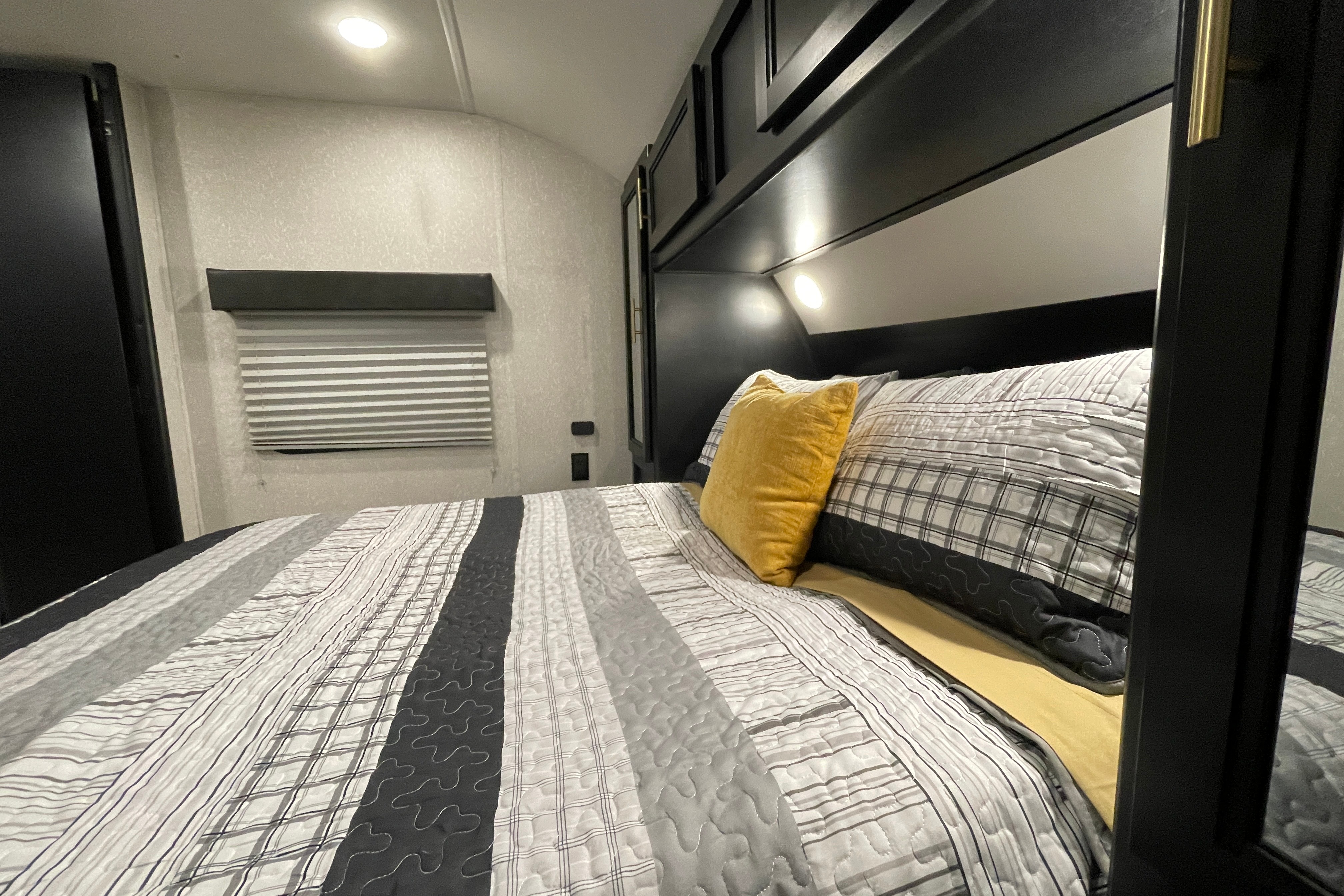 CHEROKEE Bunkhouse with Private Master, Fireplace & Outdoor Kitchen