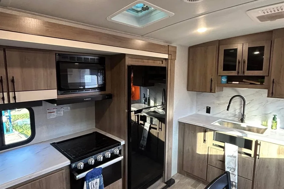 Lo Rentz 2023 Imagine Travel Trailer
