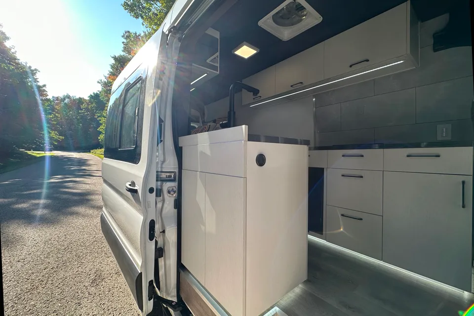 Luxury Hotel-Style Furnitured Camper 2023 Rare Size