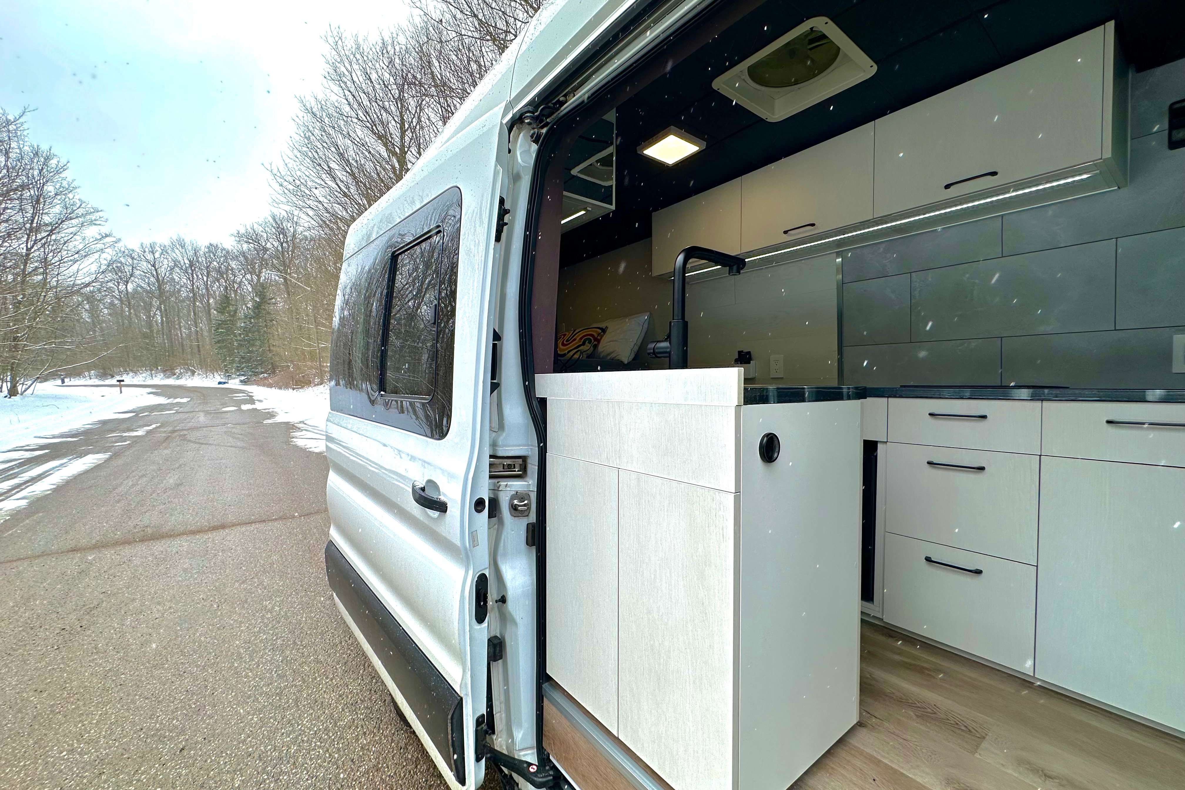 Luxury Hotel-Style Furnitured Camper 2023 Rare Size