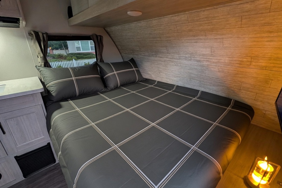 Lightweight Aurora 13RDX Sleeps 3 Easy Tow or Delivery Available