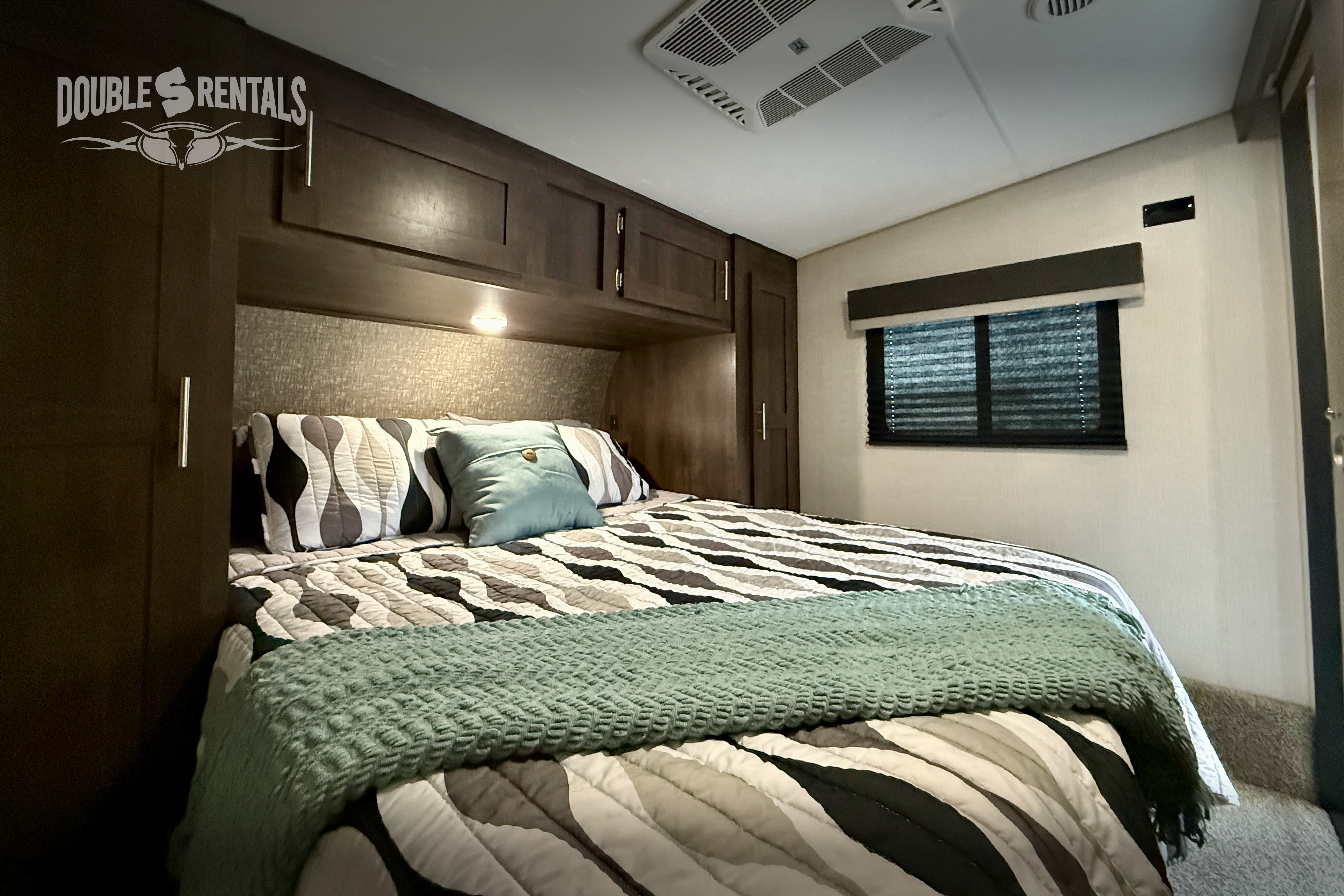 SPORTSTER Toy Hauler with 2 Queen Beds, U-Shaped Dinette & Sofa