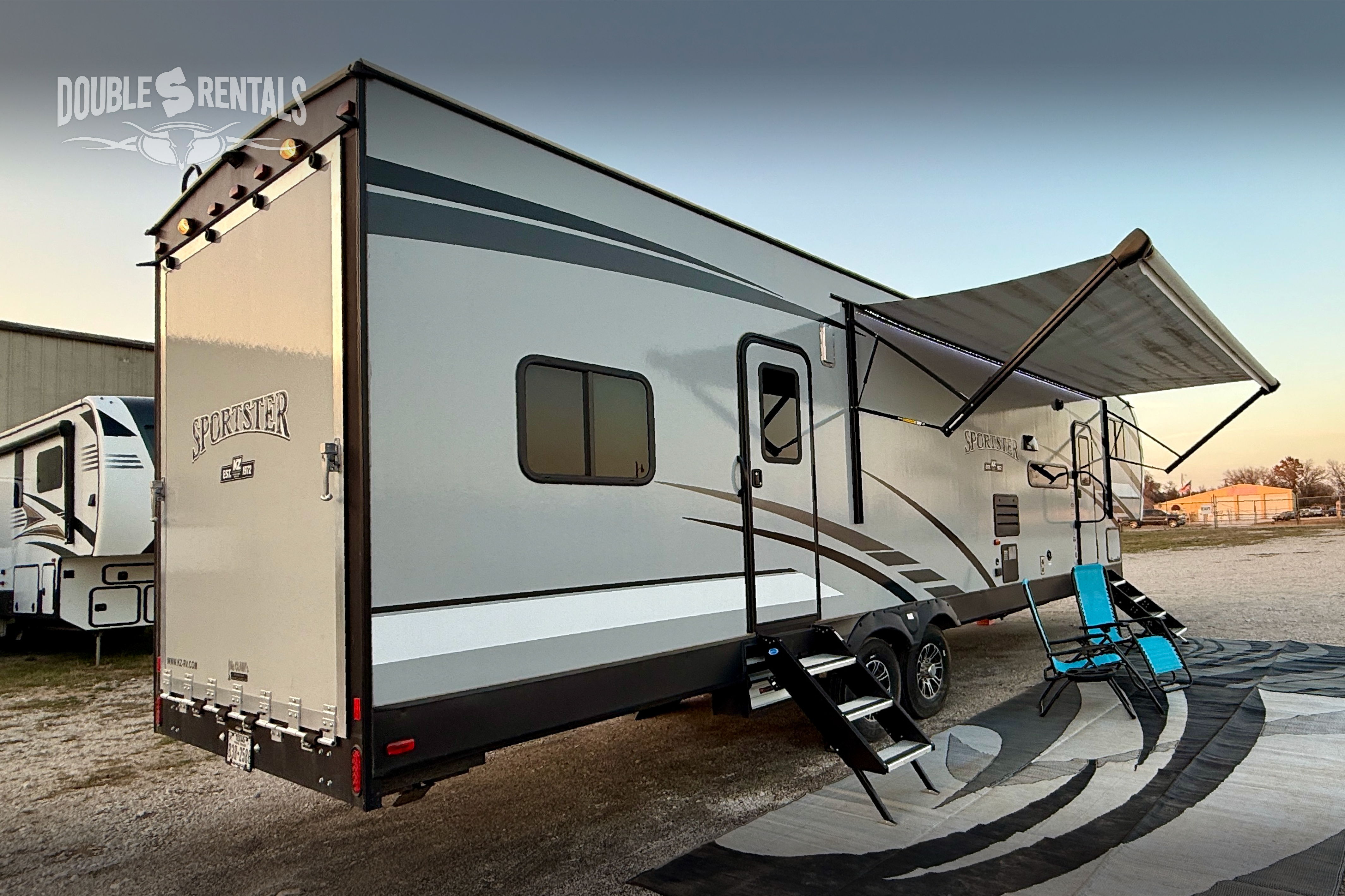 SPORTSTER Toy Hauler with 2 Queen Beds, U-Shaped Dinette & Sofa