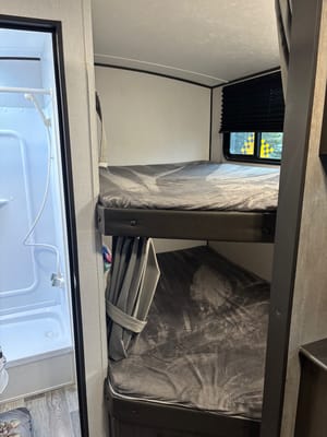 1500 friendly Keystone Springdale 27rbh Travel Trailer