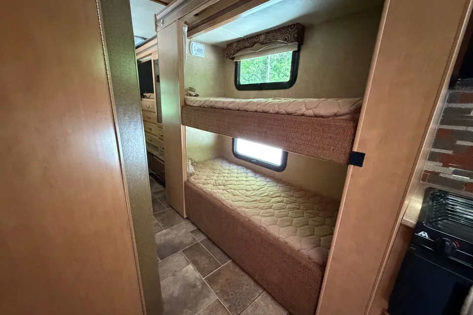 Rental photo Thor Four Winds 31E – Ultimate Family & Off-Grid Adventure RV
