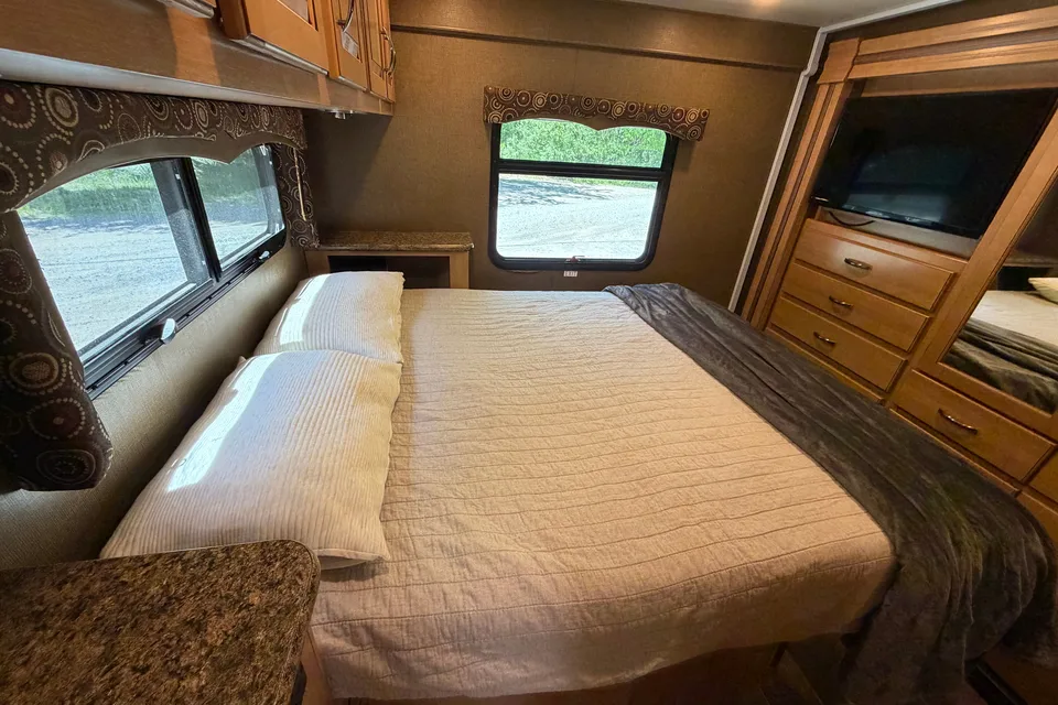 Rental photo Thor Four Winds 31E – Ultimate Family & Off-Grid Adventure RV