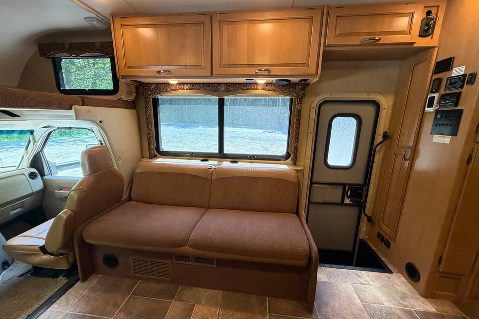 Rental photo Thor Four Winds 31E – Ultimate Family & Off-Grid Adventure RV