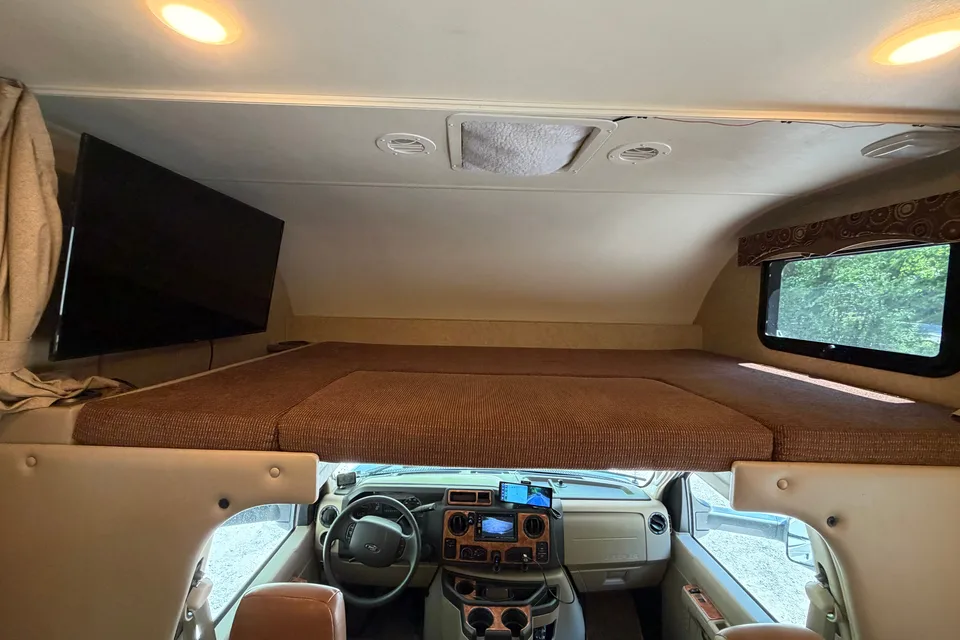 Rental photo Thor Four Winds 31E – Ultimate Family & Off-Grid Adventure RV