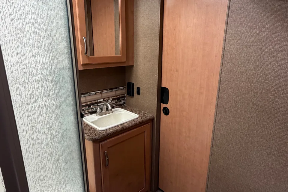 Rental photo Thor Four Winds 31E – Ultimate Family & Off-Grid Adventure RV