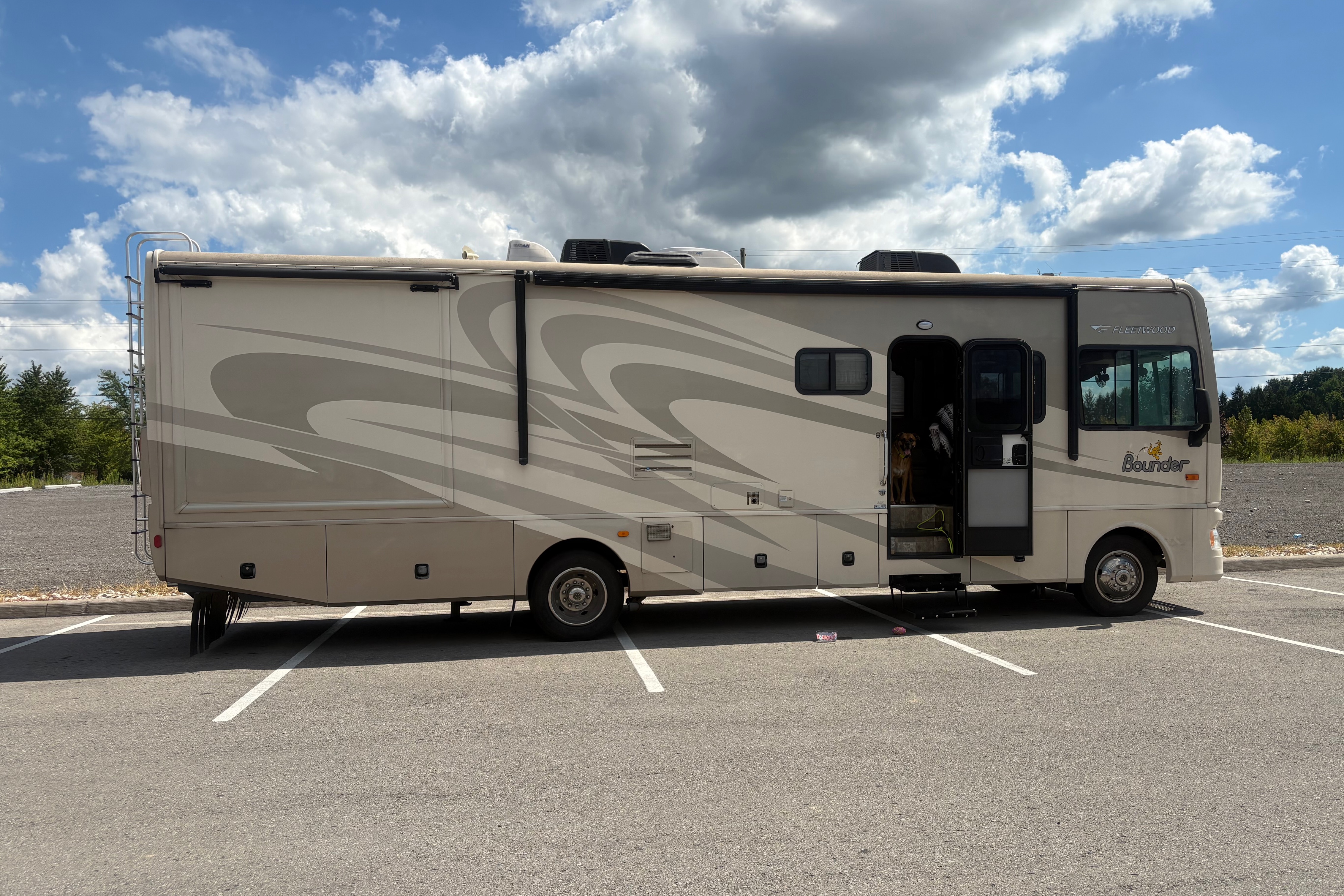 Hit the road in style! Fleetwood Bounder Class A