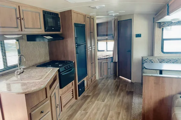 Matt's Mobile Mansion - Ultra Lite 2017 Shadow Cruiser 279DBS