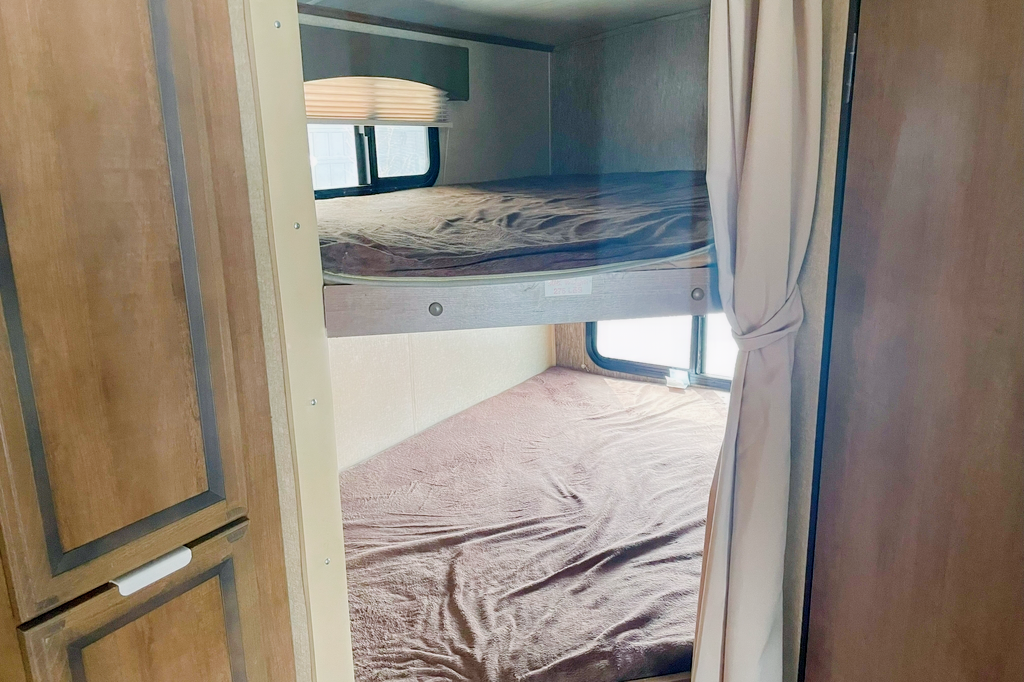 Matt's Mobile Mansion - Ultra Lite 2017 Shadow Cruiser 279DBS