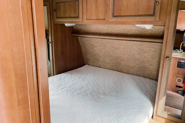 Matt's Mobile Mansion - Ultra Lite 2017 Shadow Cruiser 279DBS