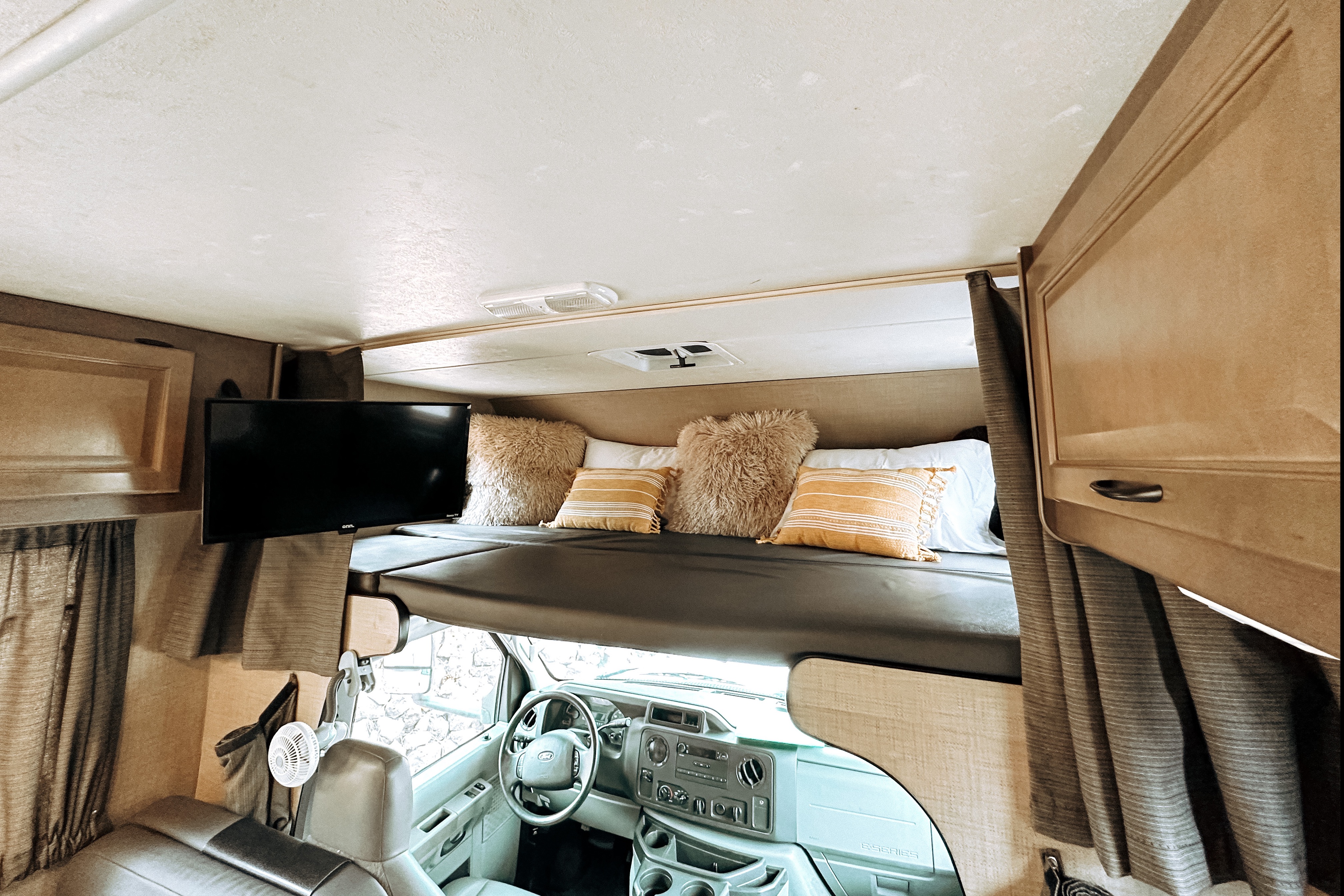 Super clean!! Fully furnished 6 person 2019 RV