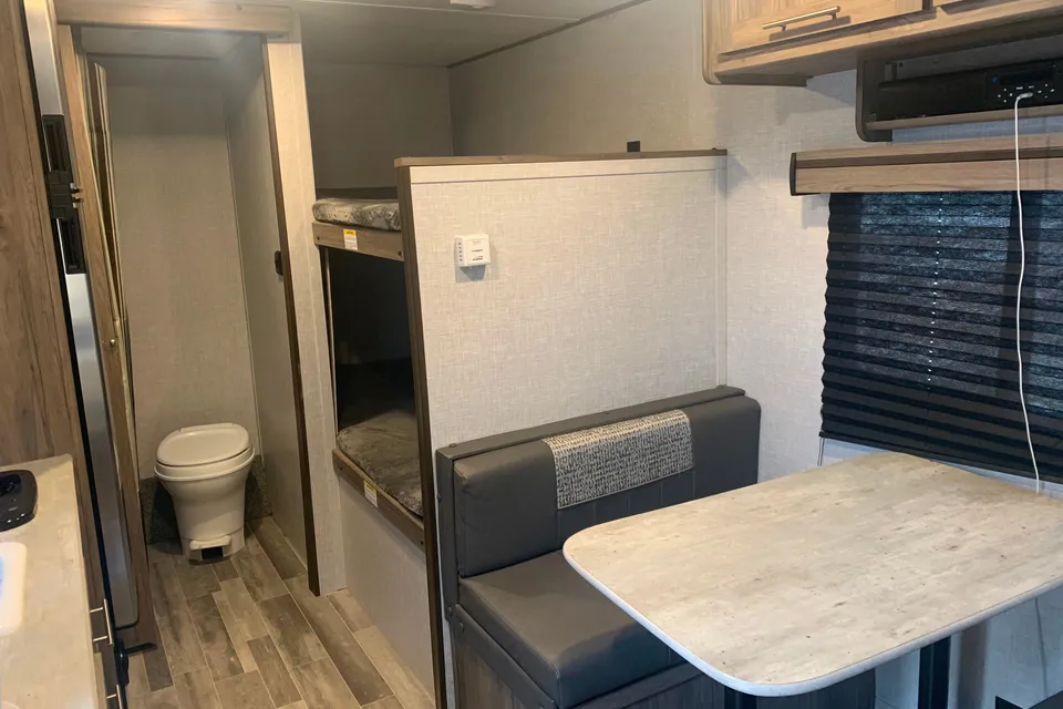 Bailey's Zinger Lite  18BH Travel Trailer