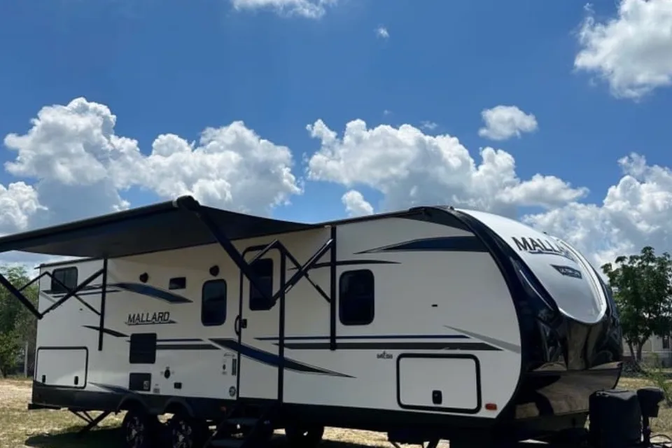 32 Ft Travel Trailer from Heartland King size bed! Sleeps 8-10