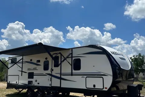 32 Ft Travel Trailer from Heartland King size bed! Sleeps 8-10