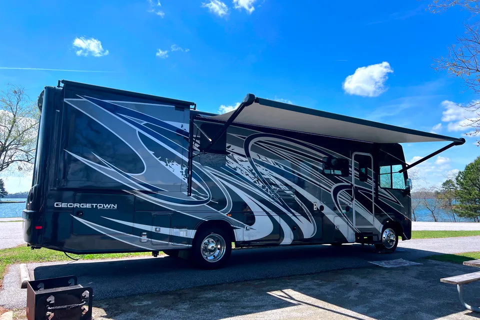 Vince, Brand new Georgetown GT5 Class A