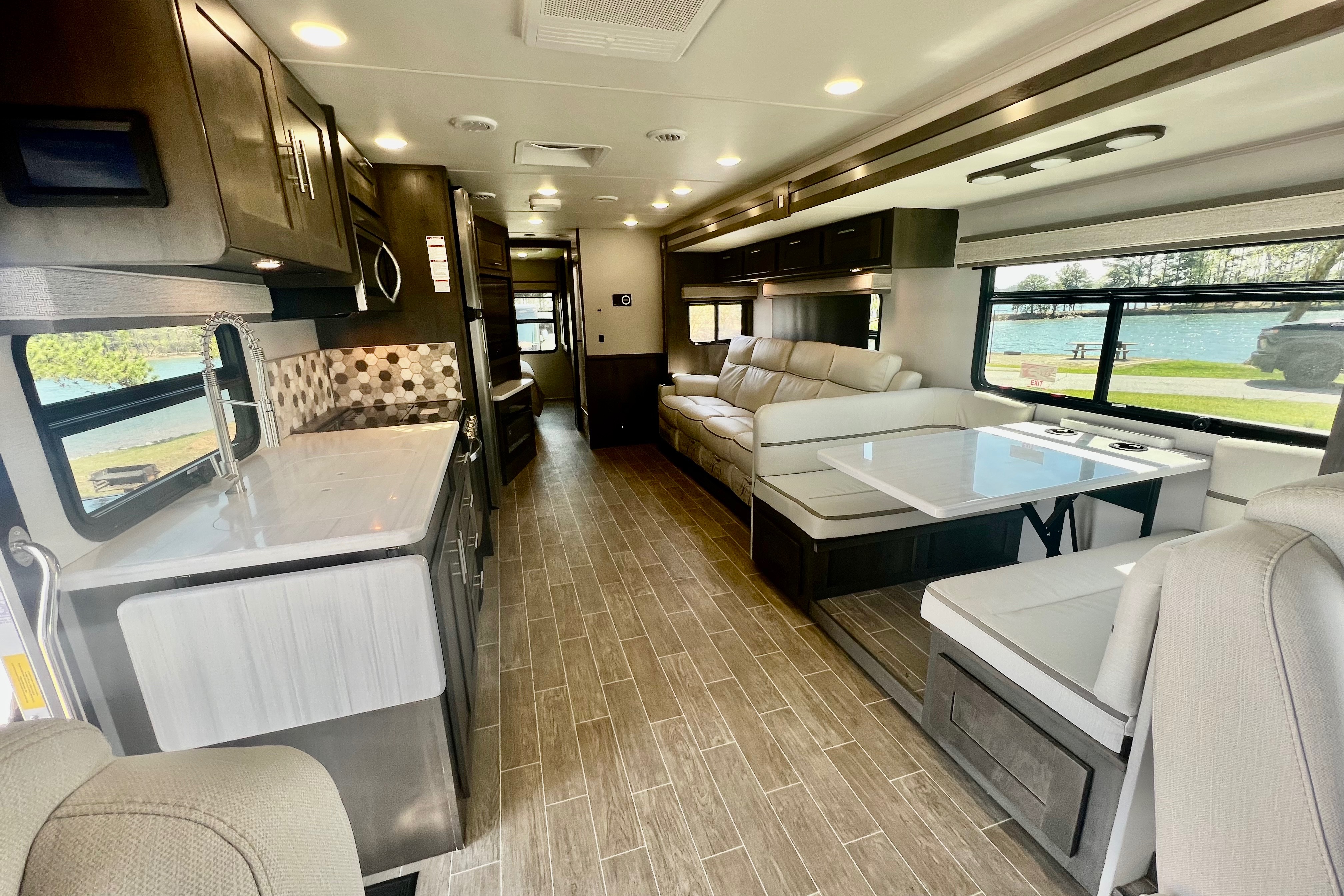 Vince, Brand new Georgetown GT5 Class A