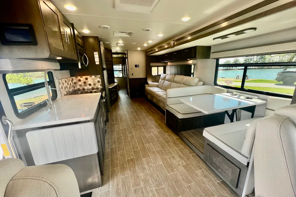 Vince, Brand new Georgetown GT5 Class A