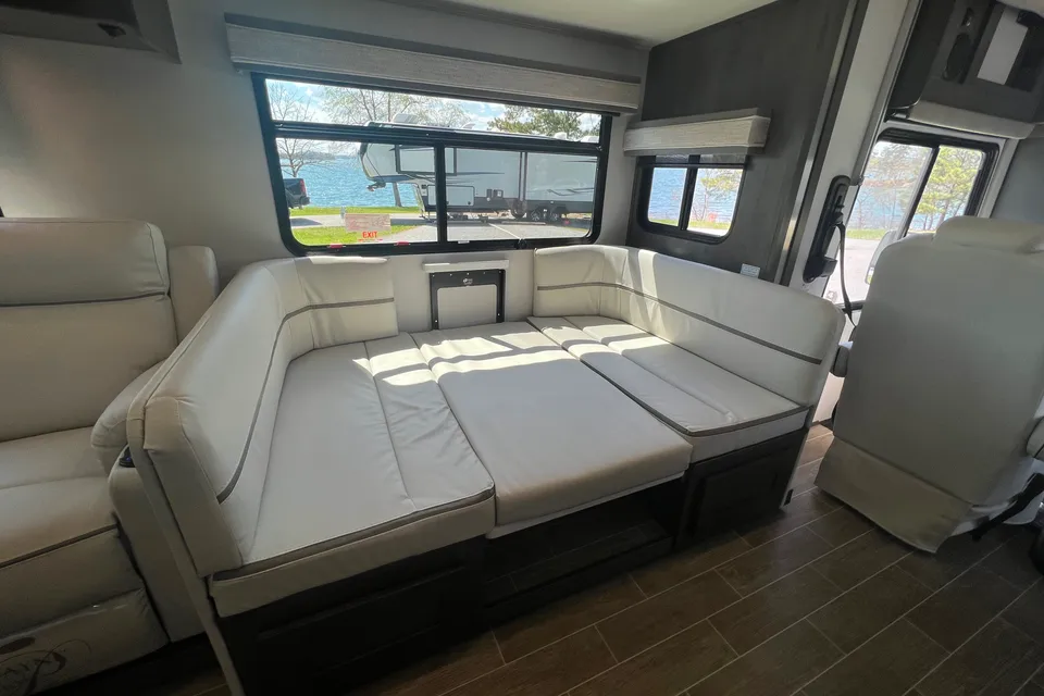 Vince, Brand new Georgetown GT5 Class A