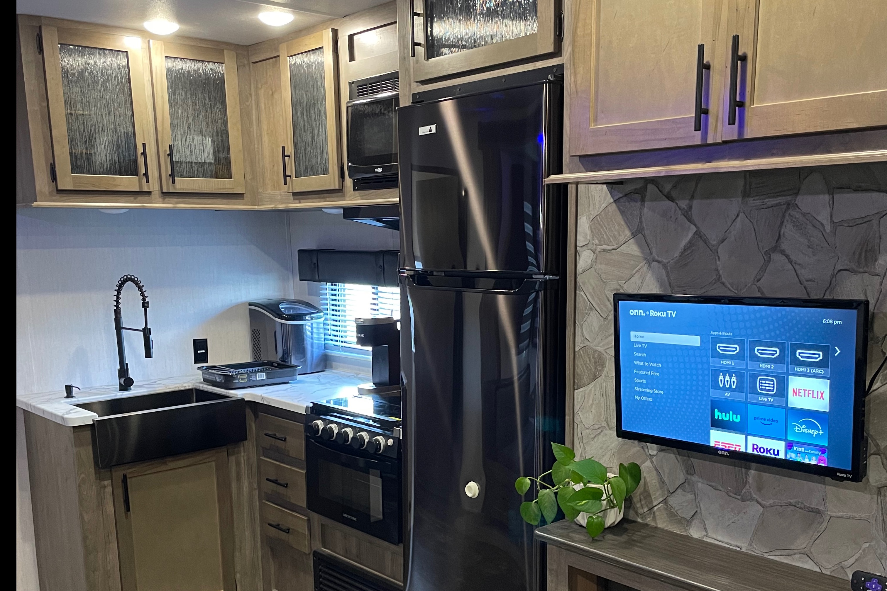 Sleeps 10_Fully Stocked_Golf Cart Rental