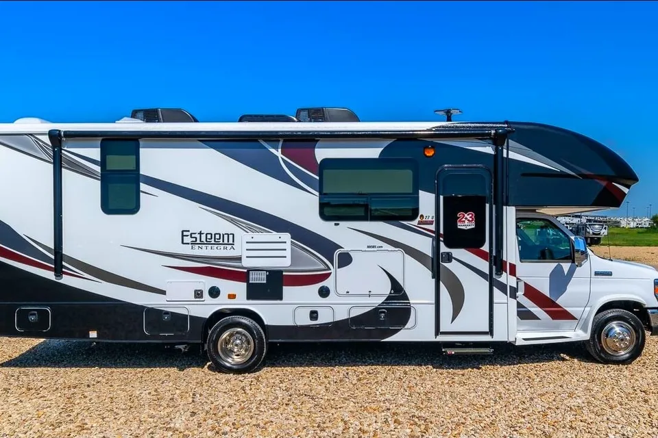 C19 *NEW* Entegra SLEEPS 8 - STARLINK WiFi Equipped -MASTER BEDROOM