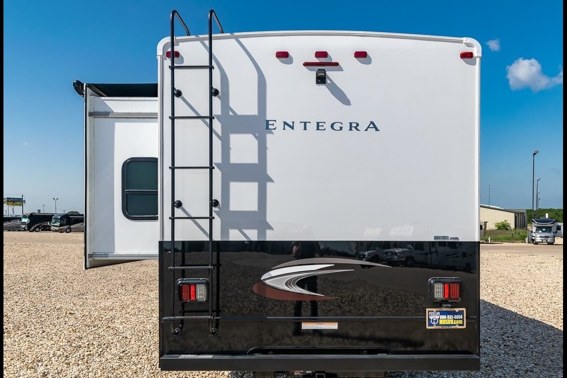 C19 *NEW* Entegra SLEEPS 8 - STARLINK WiFi Equipped -MASTER BEDROOM