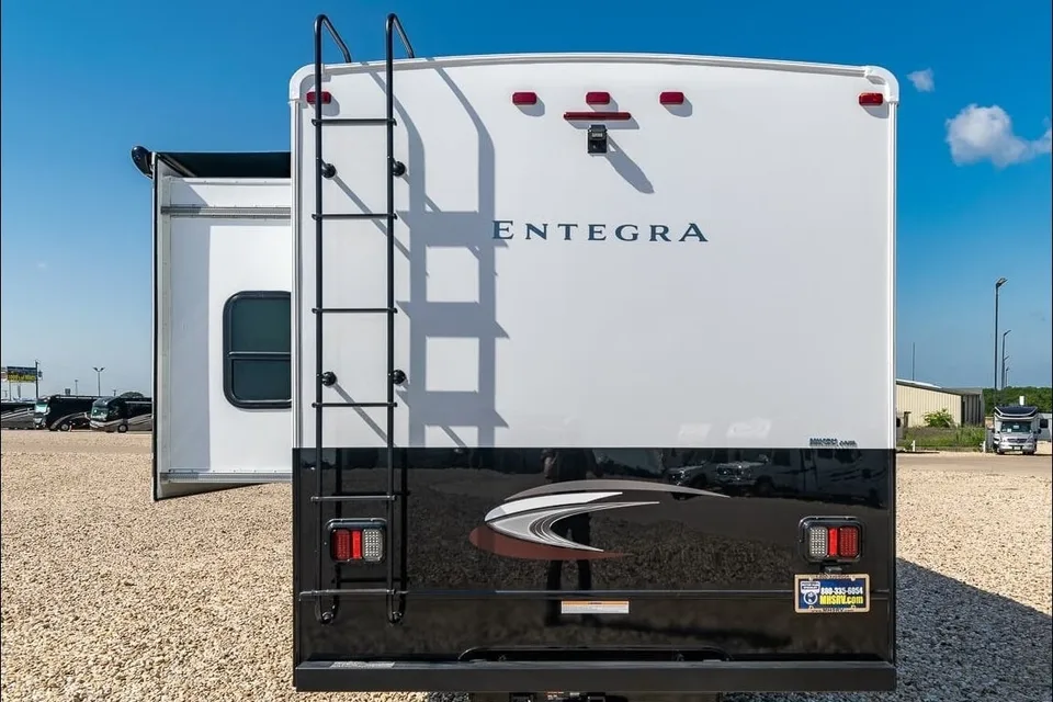 C19 *NEW* Entegra SLEEPS 8 - STARLINK WiFi Equipped -MASTER BEDROOM