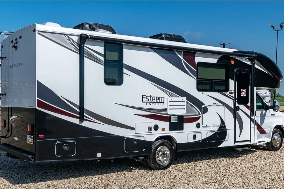 C19 *NEW* Entegra SLEEPS 8 - STARLINK WiFi Equipped -MASTER BEDROOM