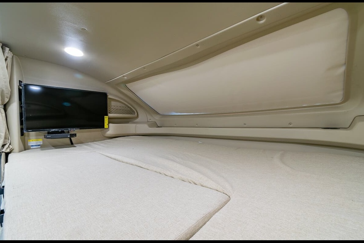 C19 *NEW* Entegra SLEEPS 8 - STARLINK WiFi Equipped -MASTER BEDROOM