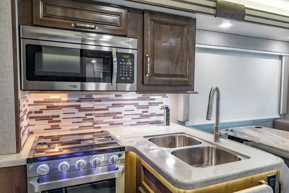 C19 *NEW* Entegra SLEEPS 8 - STARLINK WiFi Equipped -MASTER BEDROOM