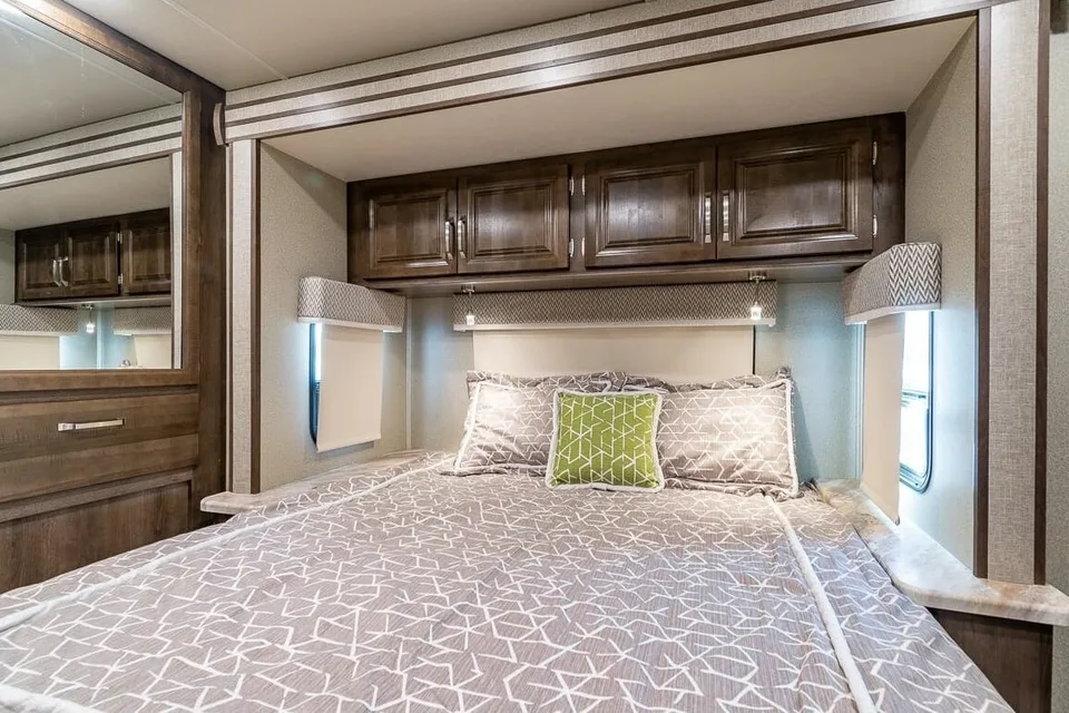 C19 *NEW* Entegra SLEEPS 8 - STARLINK WiFi Equipped -MASTER BEDROOM