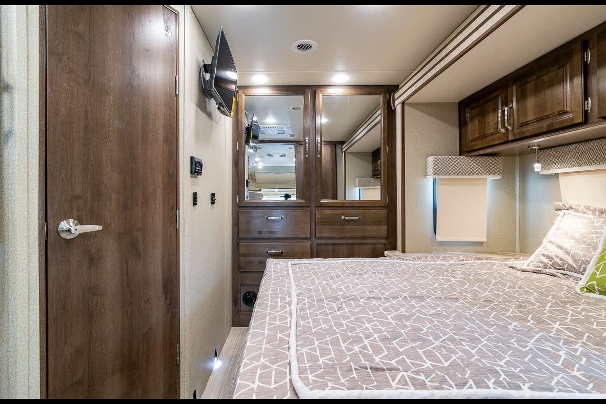 C19 *NEW* Entegra SLEEPS 8 - STARLINK WiFi Equipped -MASTER BEDROOM