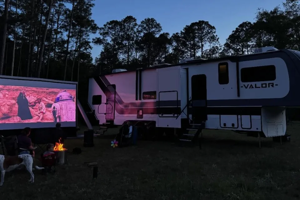 C19 *NEW* Entegra SLEEPS 8 - STARLINK WiFi Equipped -MASTER BEDROOM