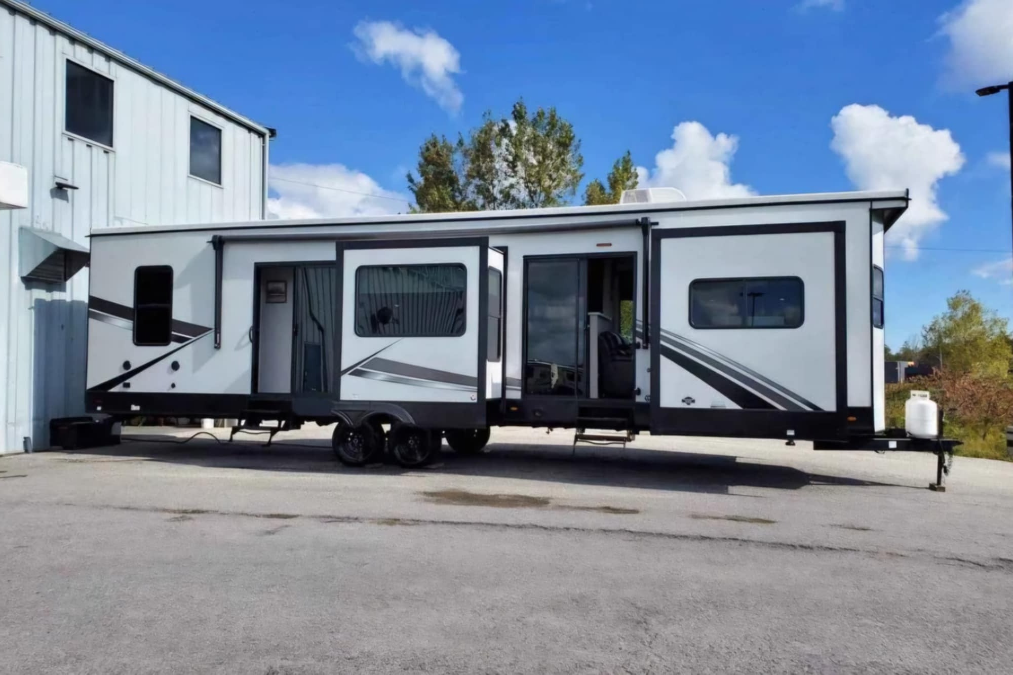 rebecca's Grand River 40fdd Travel Trailer