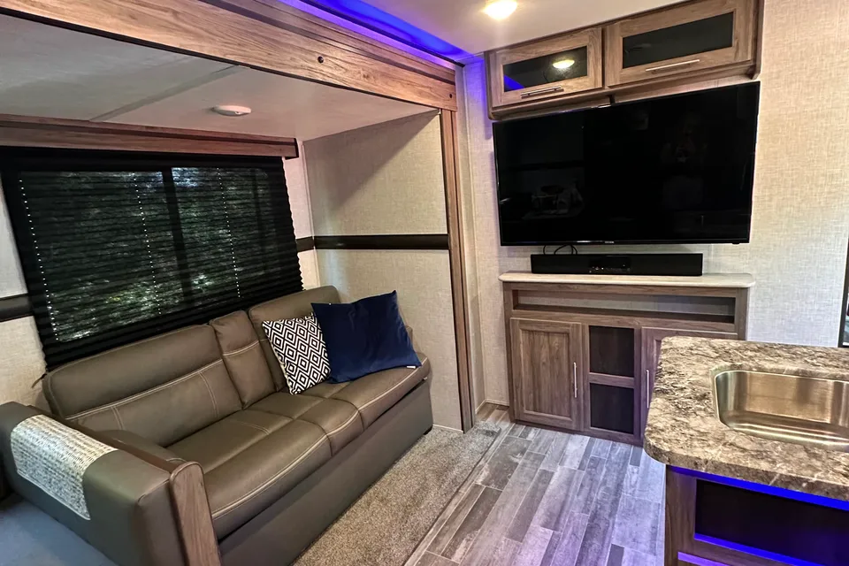 Walker’s crossroads zinger light travel trailer)