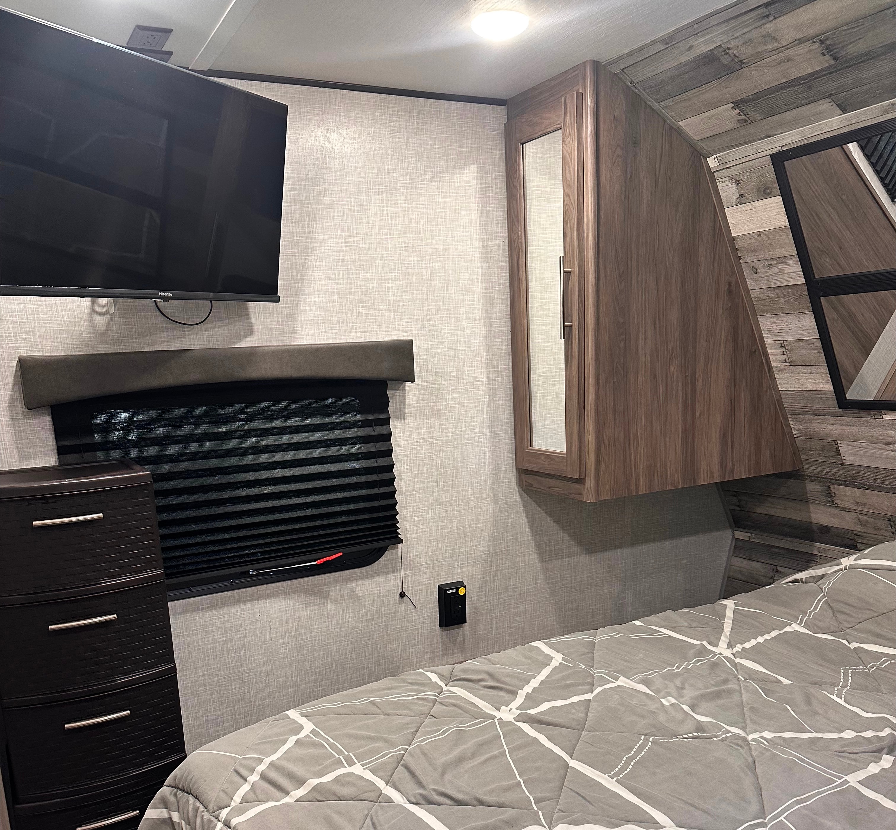Walker’s crossroads zinger light travel trailer)